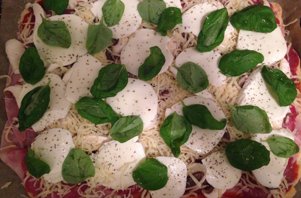 Low Carb Pizza mit Mandelboden